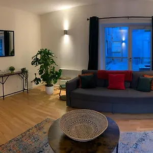 Edmonstone Old Town Apartment